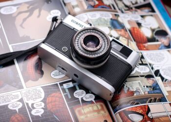 what are the differences between american comics and manga?