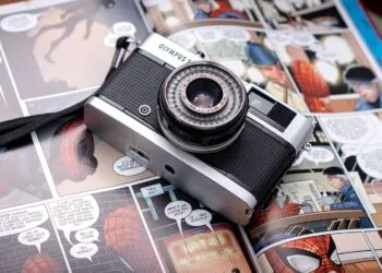 what are the differences between american comics and manga?